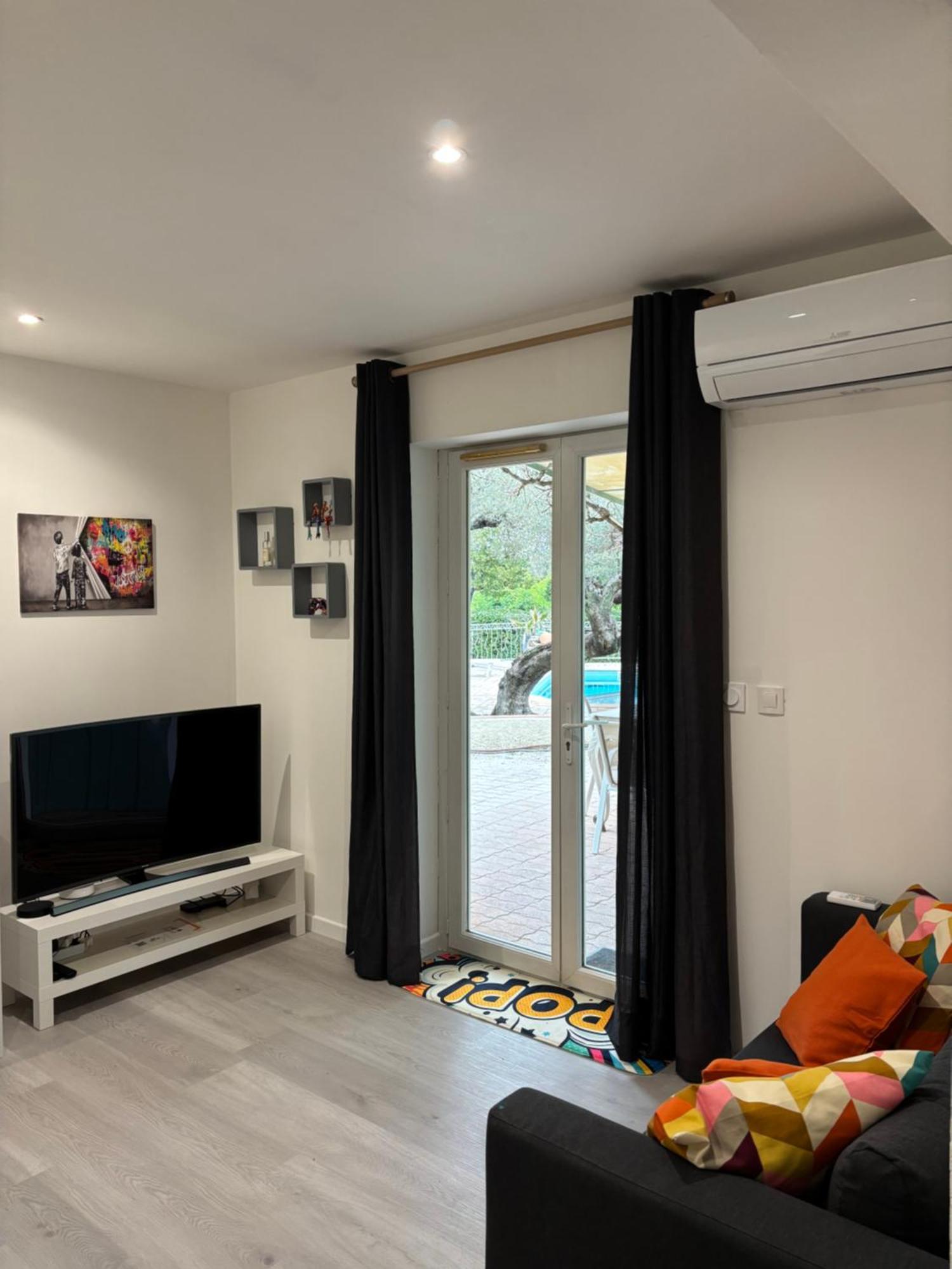 La Cigaliere 1 Charmant T1 Bis Avec Terrasse Dans Villa Sollies-Ville Exterior foto